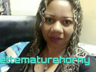 Brunettematurehorny